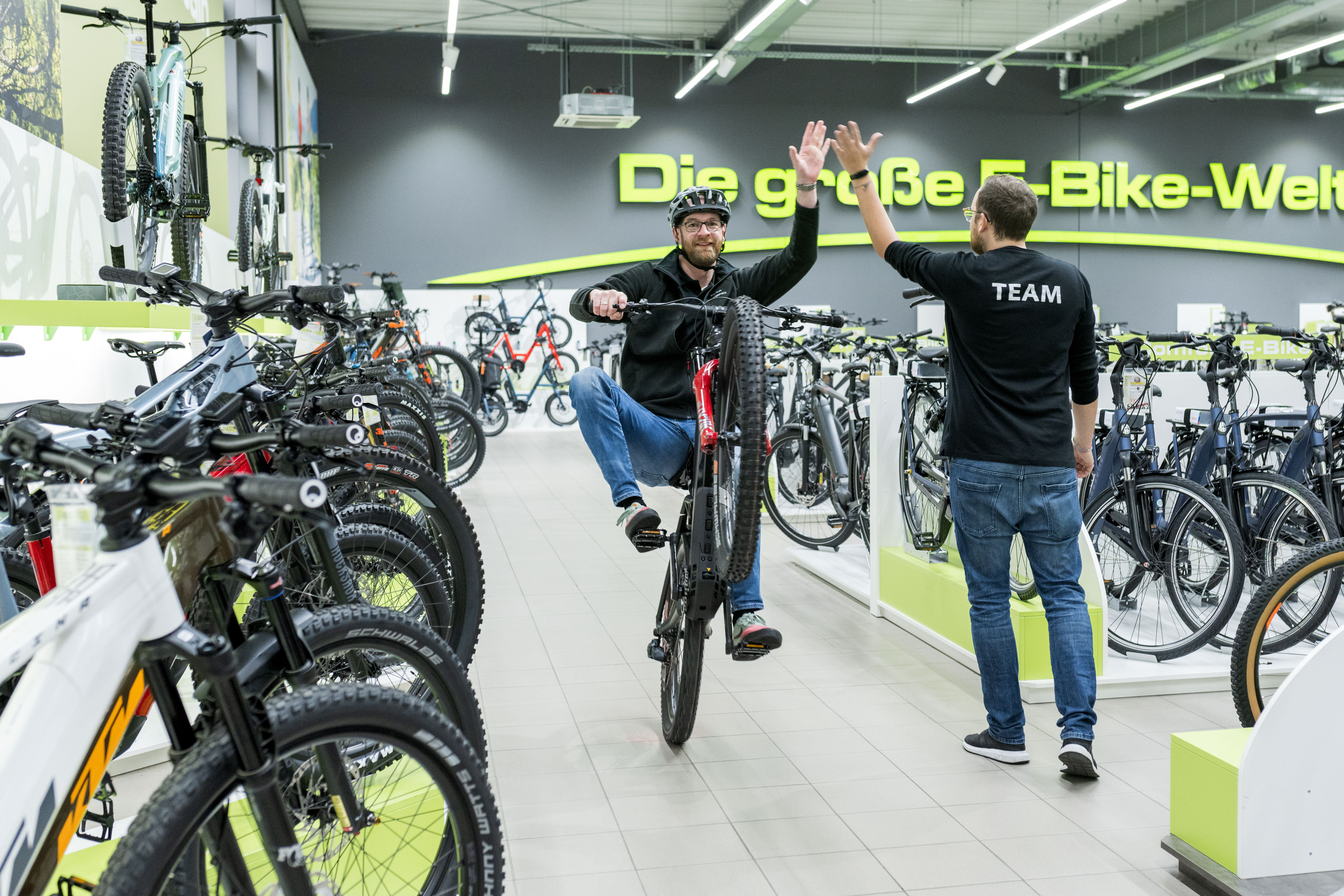 Hinter-den-Kulissen Hinter-den-Kulissen