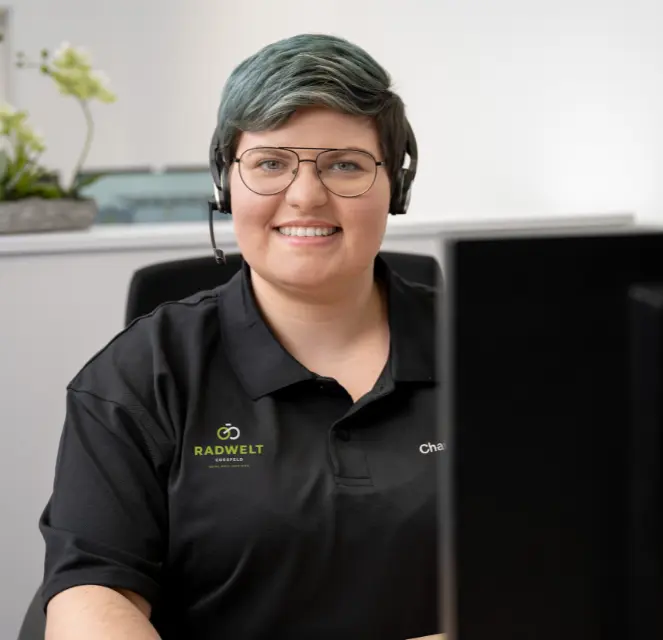 Kundenservice RADWELT Mitarbeiter aus dem Kundenservice sitzt am Schreibtisch und hat ein Headset auf.