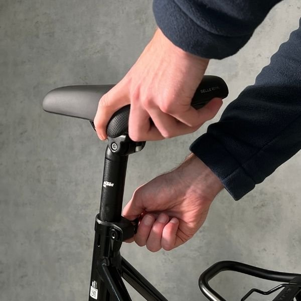 Sattel Eine Demonstration zum befestigen des Fahrradsattel