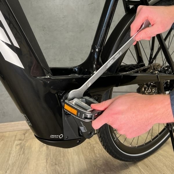 Pedale Eine Demonstration zum befestigen des Fahrradpedale